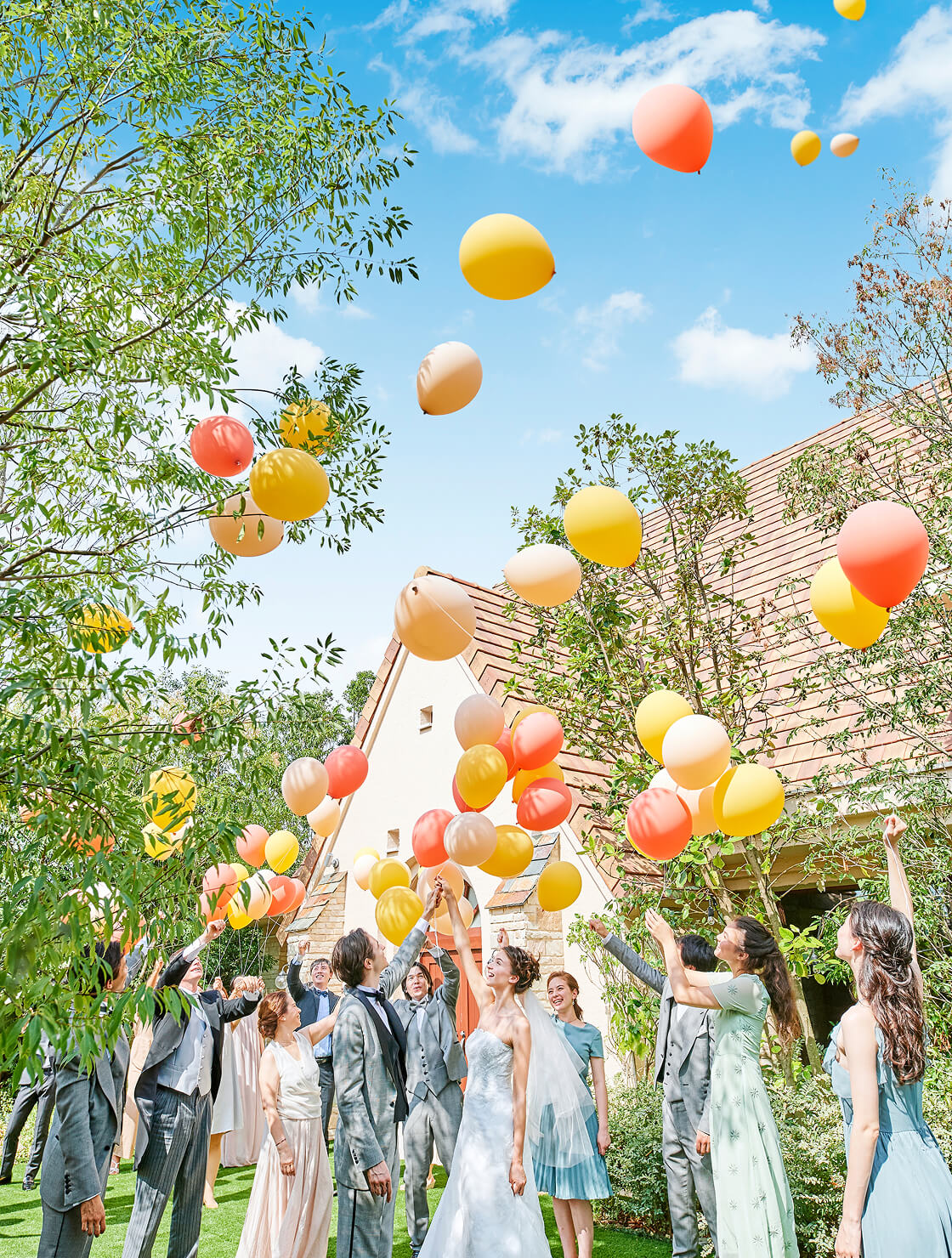 木の温もりと緑あふれる邸宅